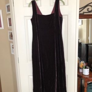Long velvet burgundy sleeveless dress